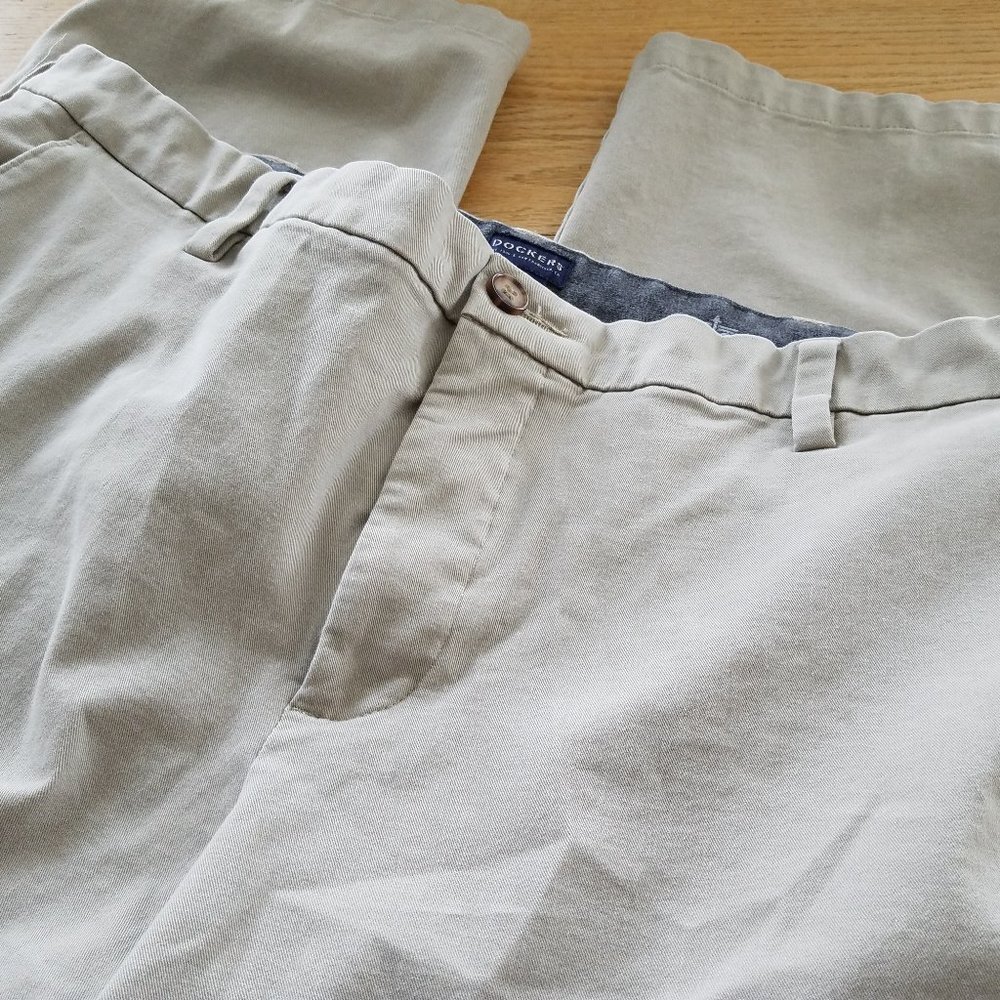 Dockers Men Size 40x29 Dress Pants Khaki Flat Front Classic Fit Zipper Front